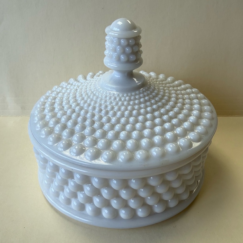 Vintage Westmoreland American Hobnail Milk Glass Puff Box Covered Candy Dish. - Picture 3 of 11
